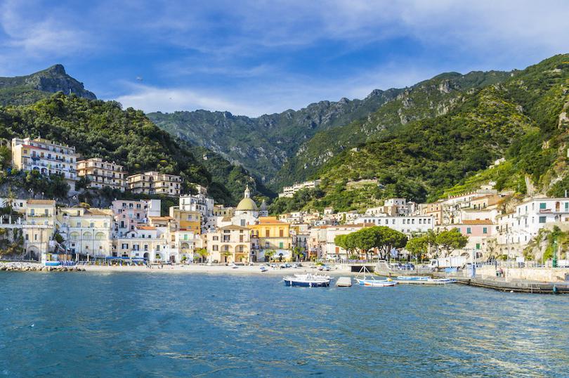 Um olhar sobre a vila de pescadores de Cetara, com suas casas coloridas e barcos ancorados na Costa Amalfitana