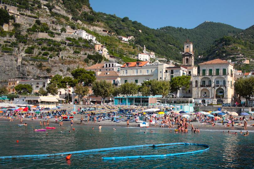 Vista encantadora de Minori, uma pitoresca cidade costeira na Costa Amalfitana conhecida por sua rica história e praias tranquilas