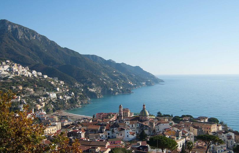 Imagem vibrante de Vietri sul Mare, famosa por sua cerâmica tradicional e suas praias cintilantes na Costa Amalfitana